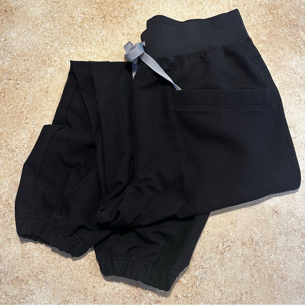 Figs High Waisted Regina Jogger Scrub Pants in Black - Picture 4 of 6